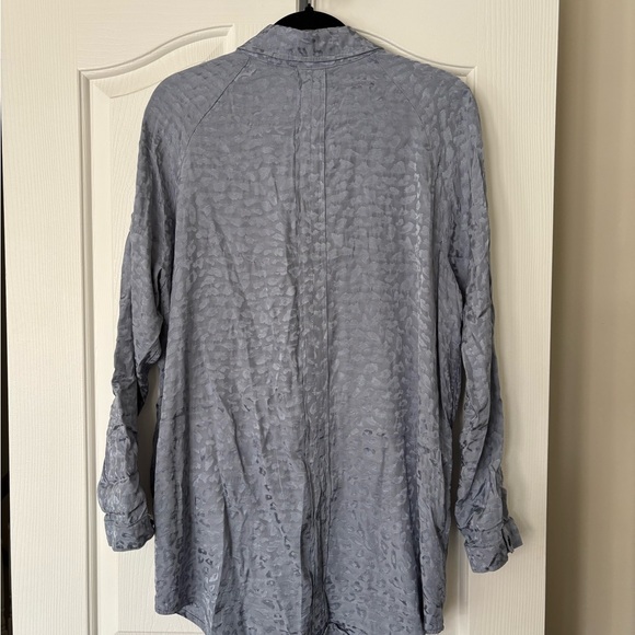 Light Gray Textured Button-Front Blouse - Picture 3 of 6